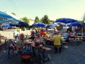  Marathonis im Zielraum bei der verdienten Labung 